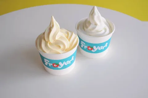 Δύο κύπελλα froyart με γλυκό παγωτό.