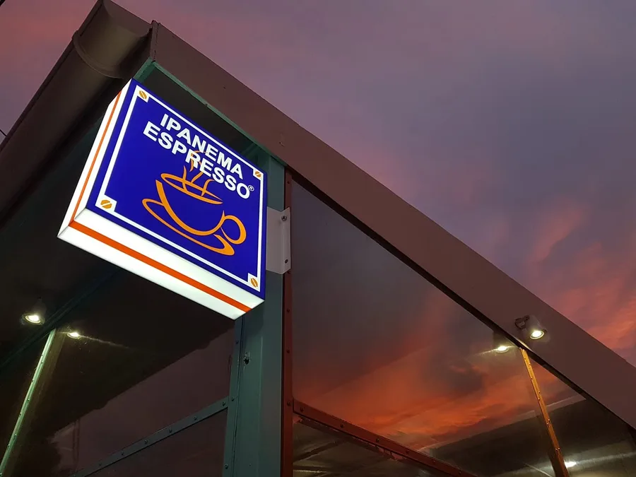 Η φωτεινή πινακίδα Ipanema Espresso στην πρόσοψη, στο ηλιοβασίλεμα.
