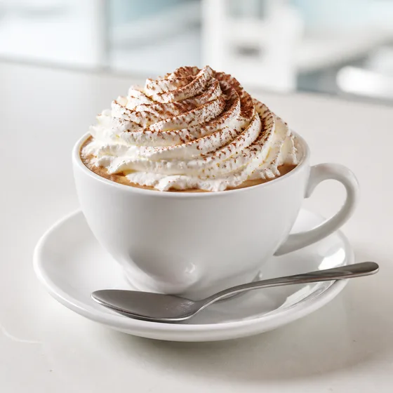 Espresso με σαντιγί και πασπαλισμένο κακάο.